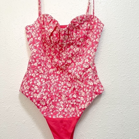 NWT Zara Pink Floral Bodysuit
Sweetheart Neck Top Small - Picture 1 of 4